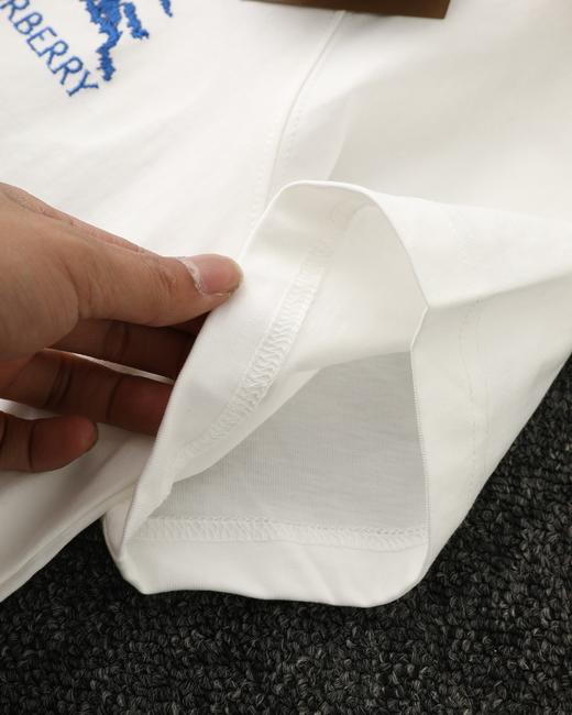 点此购买 巴宝莉夏季男士拼接领口双色织带刺绣短袖T恤 lhy 313570 商品图8