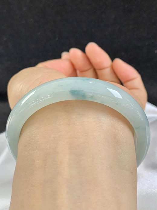 612556，60圈口，糯化飘花正圈平安镯，淡底色飘蓝花，底子胶润 商品图4