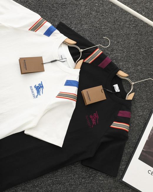 点此购买 巴宝莉夏季男士拼接领口双色织带刺绣短袖T恤 lhy 313570 商品图3