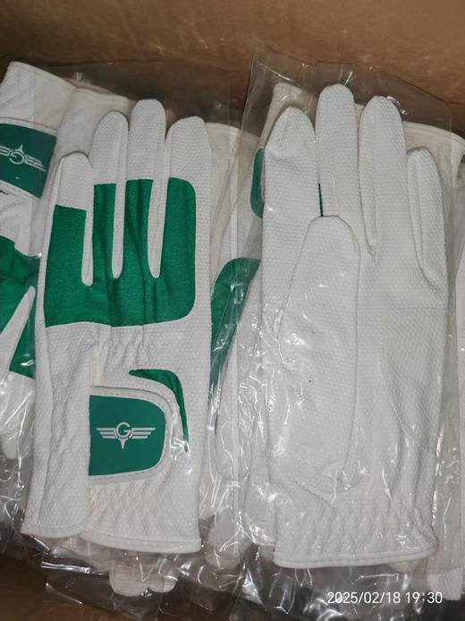 外贸剩余，全新高尔夫左手手套
材质：PU+颜色弹力莱卡布
四个色只有22码，23码 商品图1