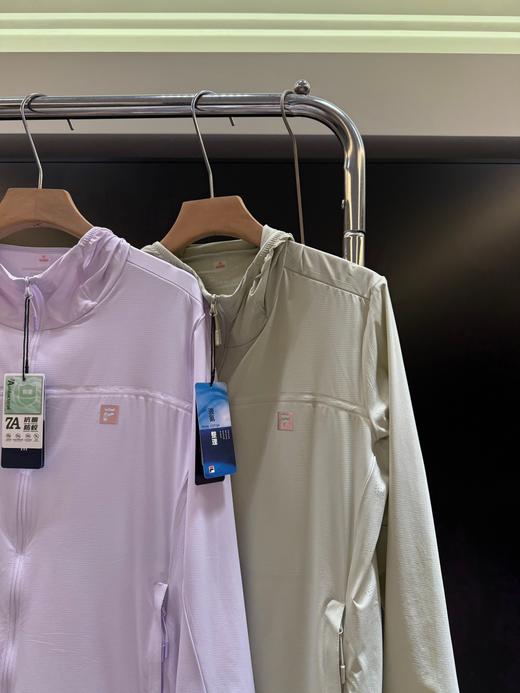 点此购买 斐乐春夏季女士会呼吸的皮肤衣连帽外套 dd 313630 商品图4