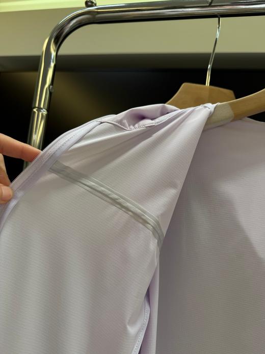 点此购买 斐乐春夏季女士会呼吸的皮肤衣连帽外套 dd 313630 商品图12