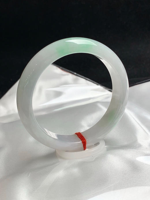 612558，55.5圈口，糯化飘绿正圈平安镯，白底飘绿花，水头好 商品图1