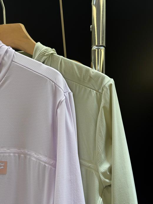 点此购买 斐乐春夏季女士会呼吸的皮肤衣连帽外套 dd 313630 商品图7