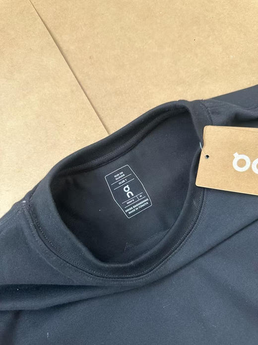 原单正品 On昂跑 Club Long-T Club 系列休闲短袖 T 恤 男女同款
黑白两色，尺码S-XL 商品图9