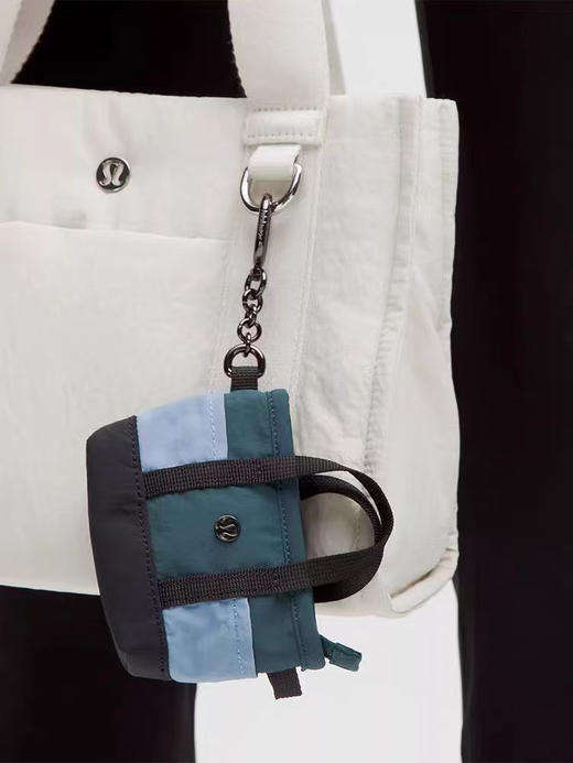 原单正品lulu nano tote lulu超迷你多口袋小包挂件

粉色/骨白/黑色/蓝拼

原价 35 美金 商品图11