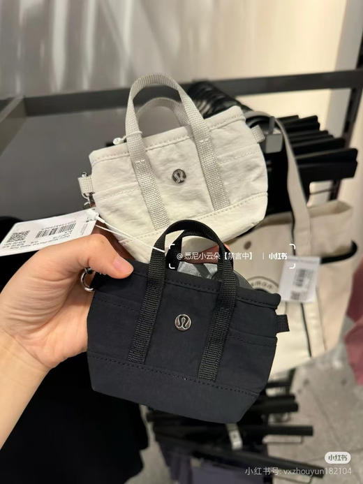 原单正品lulu nano tote lulu超迷你多口袋小包挂件

粉色/骨白/黑色/蓝拼

原价 35 美金 商品图13