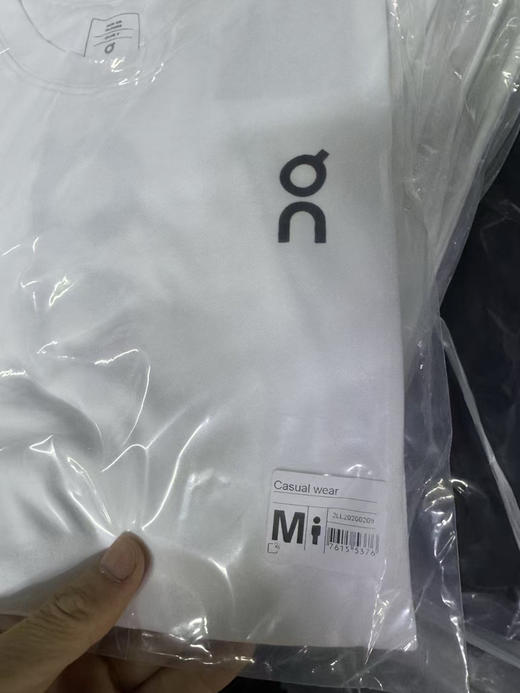 原单正品 On昂跑 Club Long-T Club 系列休闲短袖 T 恤 男女同款
黑白两色，尺码S-XL 商品图13