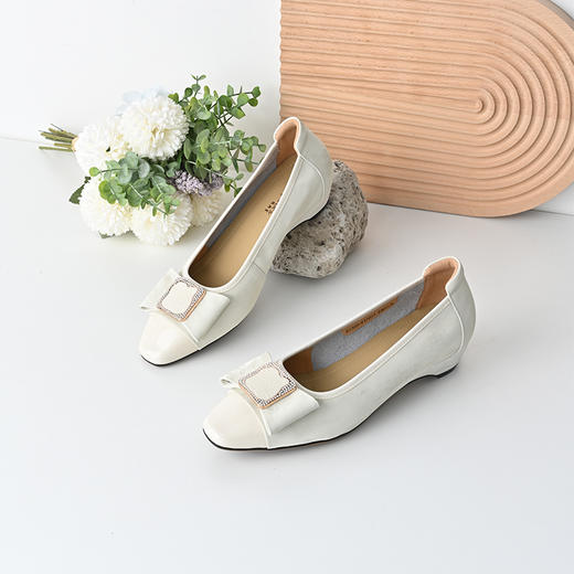 经典鲨2025春季新品牛皮革低粗跟浅口套脚甜美蝴蝶结通勤单鞋女KG383-517031 商品图3