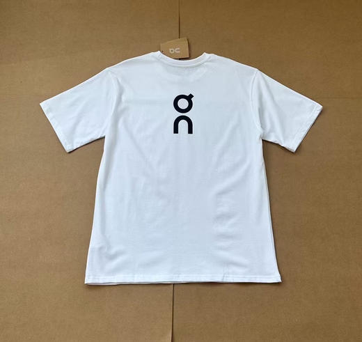 原单正品 On昂跑 Club Long-T Club 系列休闲短袖 T 恤 男女同款
黑白两色，尺码S-XL 商品图3