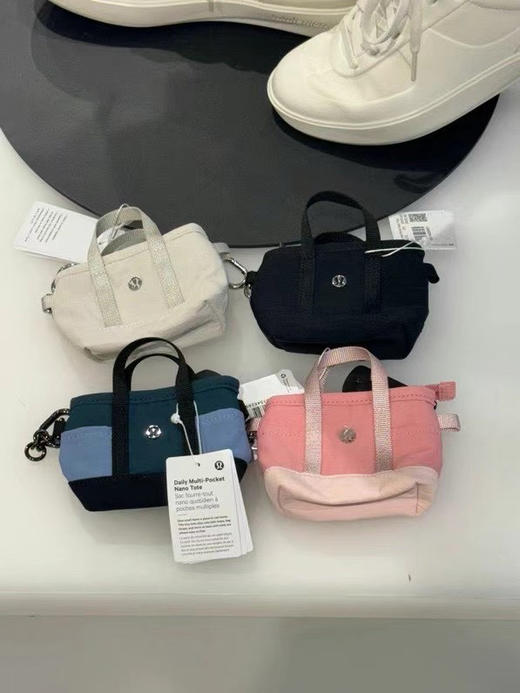 原单正品lulu nano tote lulu超迷你多口袋小包挂件

粉色/骨白/黑色/蓝拼

原价 35 美金 商品图0