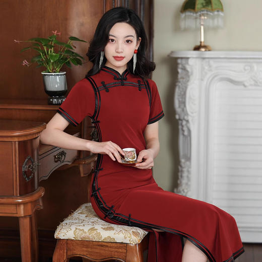 【预售5天】2025文艺复古风一字襟长款旗袍酒红色优雅气质连衣裙25037 商品图0