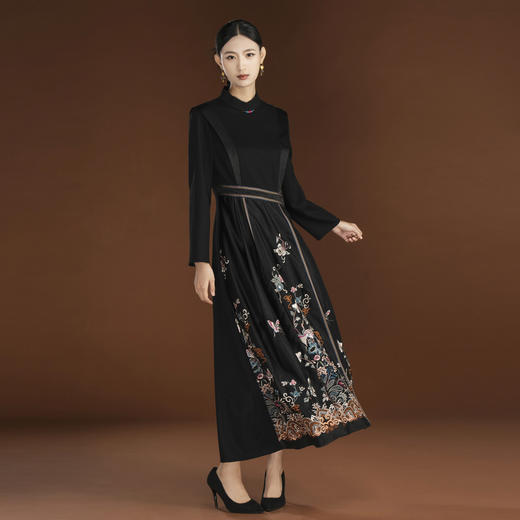 吉祥衣家2025春夏新款长袖绣花新中式国风芳菲其弥章修身连衣裙 商品图1