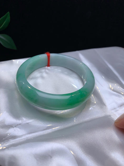 612560，56.3阳绿底手镯，版型好，大半圈带绿，整体均匀细腻，有一处特色洒金 商品图5