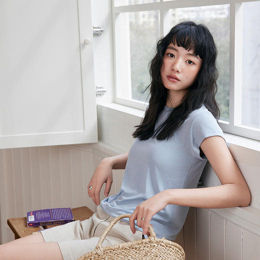 【天丝羊毛醋酸】2025新款天丝羊毛短袖t恤女圆领设计感修身连袖纯色舒适上衣 商品图3