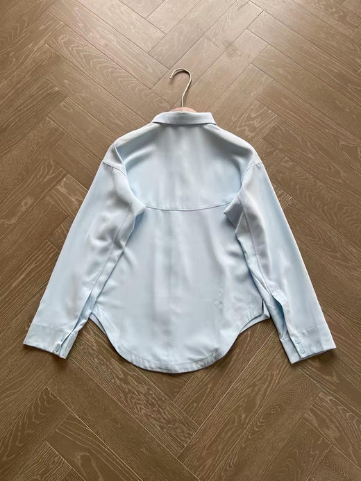 原单正品 Lulu Button-Front 女士长款衬衫，微微肩线前移的设计，袖子切割线剪裁，纽扣可以自由开合，同色系纽扣
两个色，尺码 4 6 8 商品图6