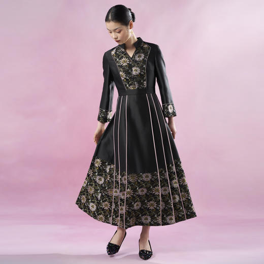 吉祥衣家2025春夏新款气质长袖绣花新中式国风修身如意莲依连衣裙 商品图1