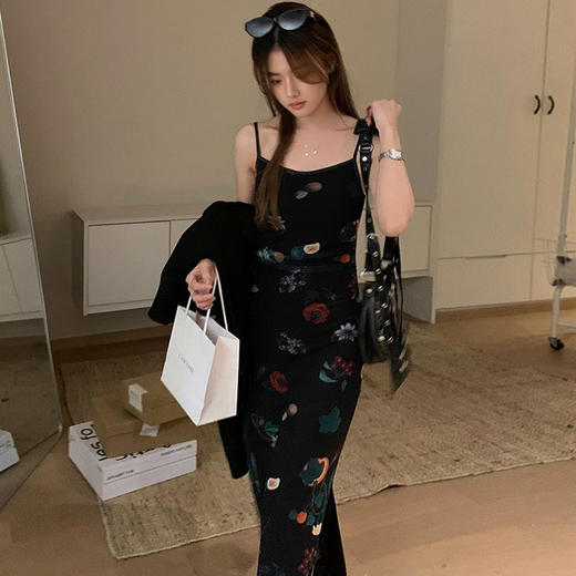 西遇碎花吊带连衣裙女夏季新款黑色法式收腰旅游度假风裙子SS150339/SS150340 商品图1