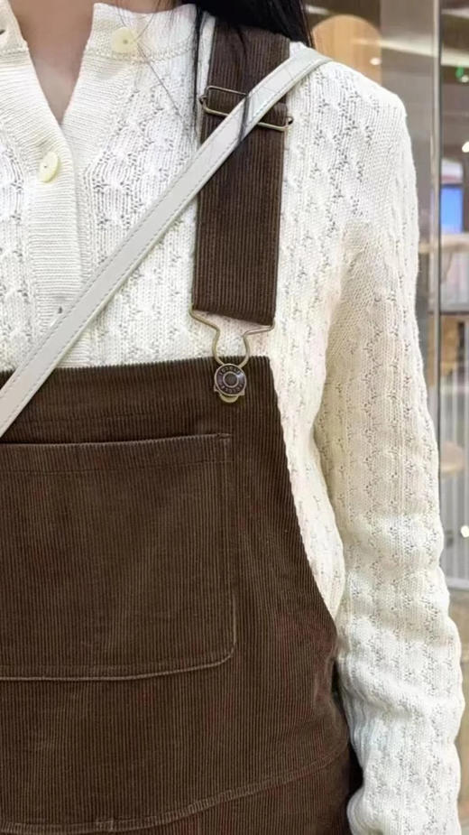 全棉灯芯绒减龄背带裙 复古廓形 × 现代剪裁 面料条绒细腻清晰 光泽柔和均匀 搭配流畅五金工艺 及膝长度平衡俏皮与优雅 商品图1