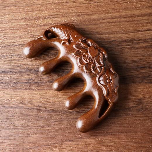 敦煌【莲年有余檀木按摩梳】金丝檀木荷花鱼雕花按摩梳 头皮头部按摩宽齿梳小梳子实木梳经络梳 商品图1