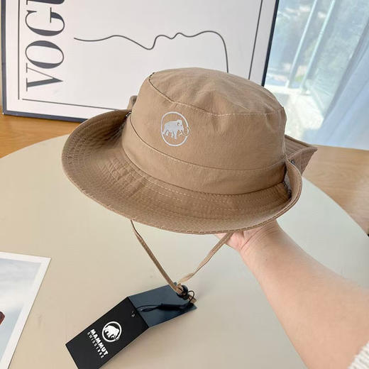 原单正品猛犸象防水遮阳渔夫帽

颜色，黑色，灰色，卡其色

尺寸：帽檐8公分，头围56一59

材质：经过midori处理的舒适弹力面料

官网 498 商品图10