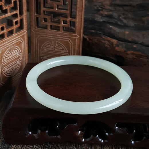 【天然正品】天然青海料细腻油润度佳圆条57.5号和田玉手镯女士现售价：880特价！260325NJM14 商品图5