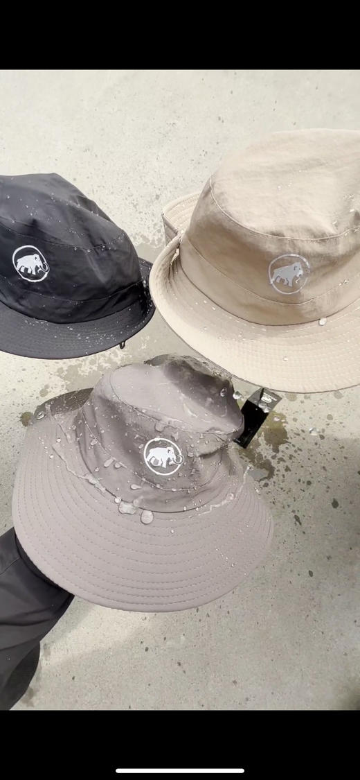 原单正品猛犸象防水遮阳渔夫帽

颜色，黑色，灰色，卡其色

尺寸：帽檐8公分，头围56一59

材质：经过midori处理的舒适弹力面料

官网 498 商品图13