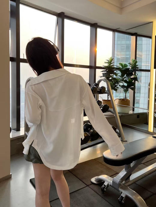 原单正品 Lulu Button-Front 女士长款衬衫，微微肩线前移的设计，袖子切割线剪裁，纽扣可以自由开合，同色系纽扣
两个色，尺码 4 6 8 商品图9