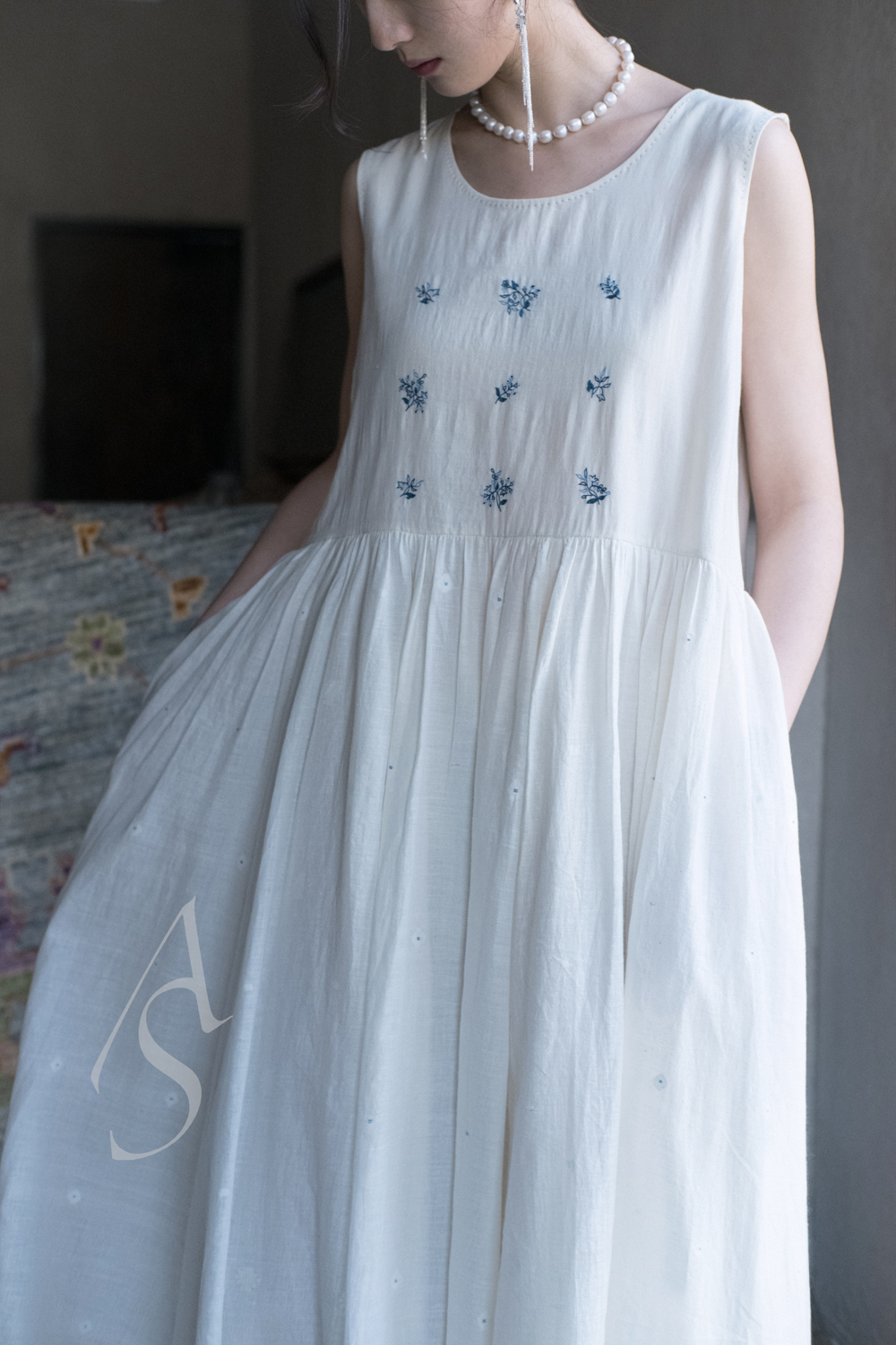 Maku 米白色手织丝棉钩绣无袖连衣裙