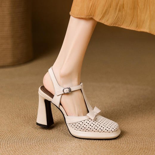 【预售5天】时尚真皮蝴蝶结镂空中空单鞋粗跟高跟T字带包头罗马凉鞋女DPJ&2375 商品图0