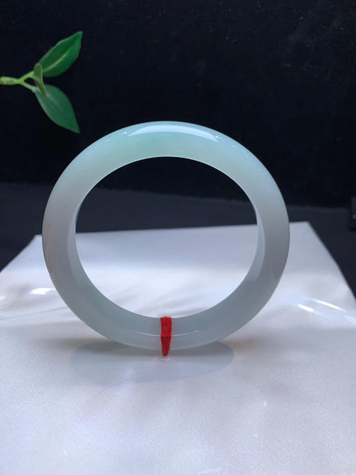 612559，60.7糯化底浅绿底手镯，整体清清爽爽 一截带浅绿底， 秀气干净 商品图1