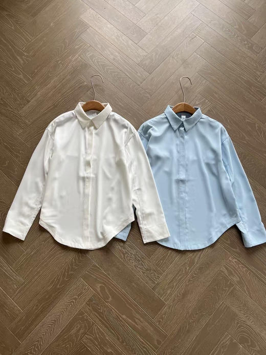 原单正品 Lulu Button-Front 女士长款衬衫，微微肩线前移的设计，袖子切割线剪裁，纽扣可以自由开合，同色系纽扣
两个色，尺码 4 6 8 商品图4