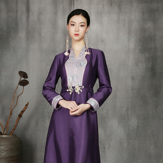 吉祥衣家紫色新中式国风气质优雅减龄礼服高端女装玹音绘锦连衣裙 商品图3