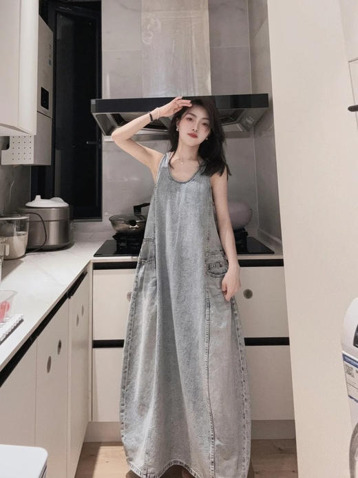 无袖牛仔连衣裙 75%棉+25%汉麻 立体水洗工艺 松弛舒适的穿搭 清爽纯净 长度刚刚好 无袖设计 商品图8