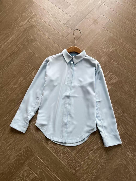 原单正品 Lulu Button-Front 女士长款衬衫，微微肩线前移的设计，袖子切割线剪裁，纽扣可以自由开合，同色系纽扣
两个色，尺码 4 6 8 商品图5