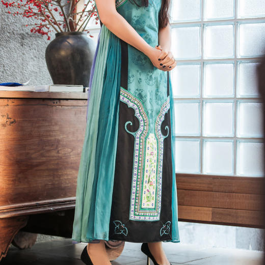 【林栖设计小店】改良旗袍马面裙元素绣花显瘦2025夏季新品拼真丝连衣裙1952122 商品图4