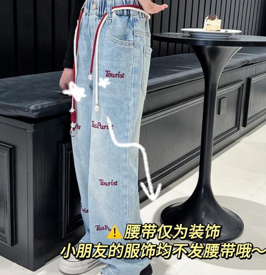 【儿童服饰丨复古英文绣花牛仔裤】面料亲肤舒适，走线工整布面平整，版型很立体，弹力裤腰设计，穿脱方便上身不束缚，时尚简约，多种风格随意切换，男孩女孩都能穿 商品图1
