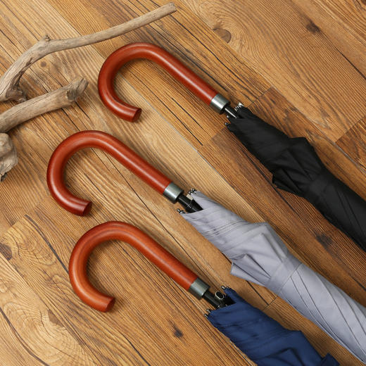 【风格独特！25寸自动开商务伞】实木弯柄，商务高尔夫男士雨伞。经久耐用，商务风格优雅。防风防水，护你徜徉漫步路。 商品图1