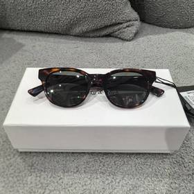 Sporty & Rich - Kaia Sunglasses - Tortoise/Green Green - 女装 - 墨镜 - 乌金/绿色