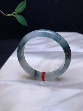 612561，54 冰飘花手镯，满圈均匀干净  油油的，特别秀气有特色，有微纹，不影响