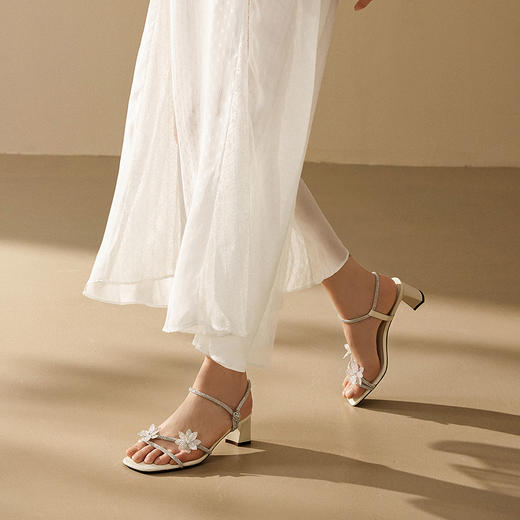 【静音系列】千百度粗高跟时装凉鞋女款配裙子凉A25386105 商品图1