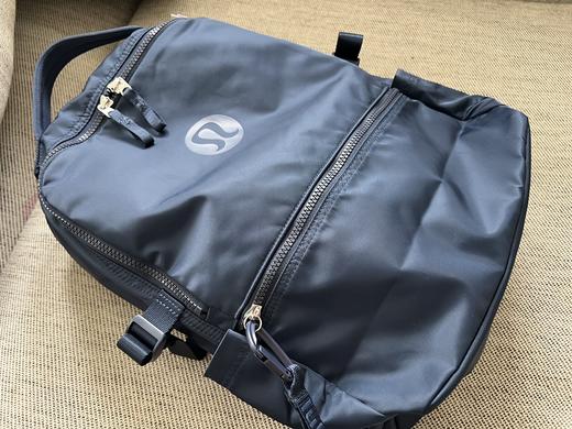 点此购买 lulu露露男女款短途旅行双肩包 sz 313748 商品图6