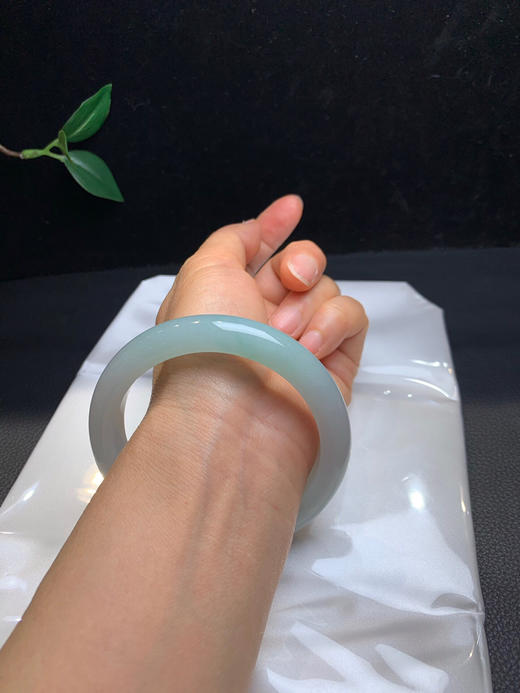 612559，60.7糯化底浅绿底手镯，整体清清爽爽 一截带浅绿底， 秀气干净 商品图5