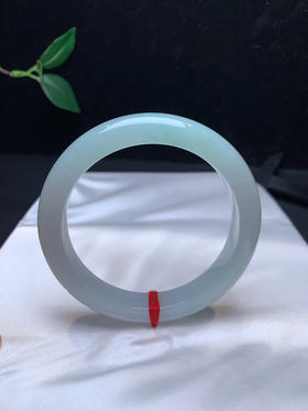 612559，60.7糯化底浅绿底手镯，整体清清爽爽 一截带浅绿底， 秀气干净