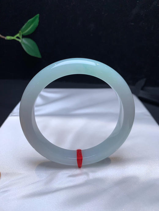 612559，60.7糯化底浅绿底手镯，整体清清爽爽 一截带浅绿底， 秀气干净 商品图0