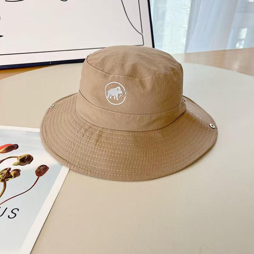 原单正品猛犸象防水遮阳渔夫帽

颜色，黑色，灰色，卡其色

尺寸：帽檐8公分，头围56一59

材质：经过midori处理的舒适弹力面料

官网 498 商品图8