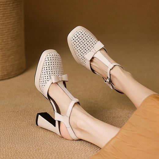 【预售5天】时尚真皮蝴蝶结镂空中空单鞋粗跟高跟T字带包头罗马凉鞋女DPJ&2375 商品图3