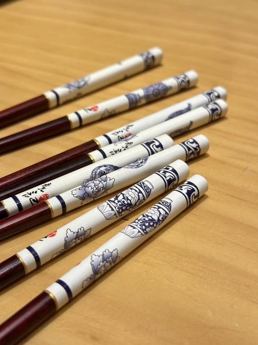 比羽毛还轻盈的筷子「YEEPERCAT 日式筷子亅每一双筷子的末端都有原创的图案❗️🥢出口日本的高品质筷子，精致、轻盈！    ✅ 高级陶瓷釉一擦即净!    ✅ 抗菌 ！防霉 ！耐高温 商品图5