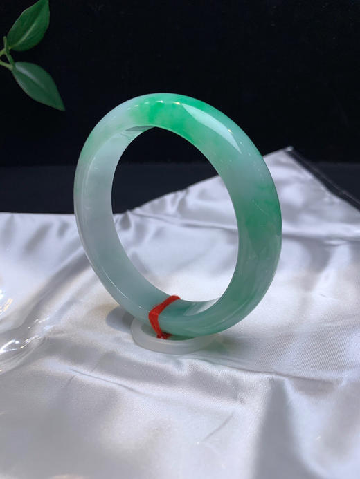 612560，56.3阳绿底手镯，版型好，大半圈带绿，整体均匀细腻，有一处特色洒金 商品图2