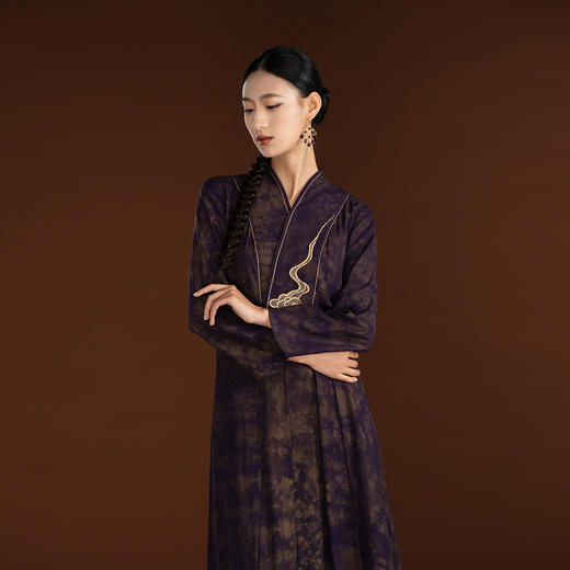 吉祥衣家香云纱鎏金刺绣立领高端气质修身新中式紫梦金缘连衣裙 商品图4